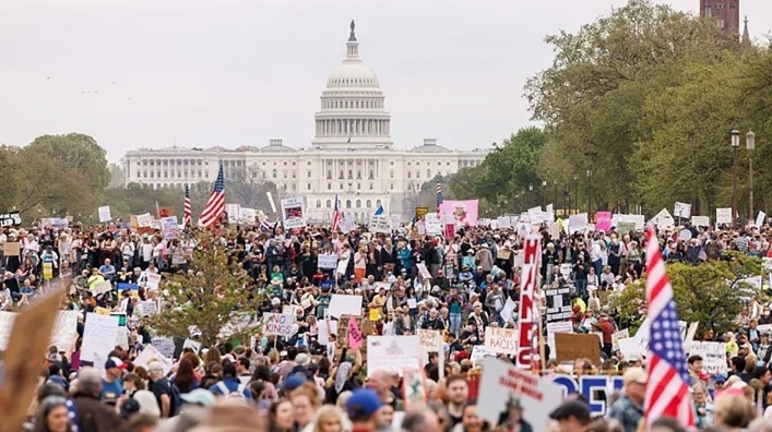 अमेरिकाभर ट्रम्पविरुद्ध विशाल प्रदर्शन