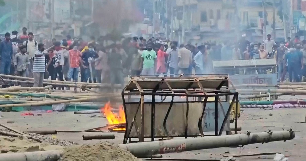 पदच्युत नेता हसिनाका समर्थकसँग बङ्गलादेशी सेनाको झडप, चार जनाको मृत्यु