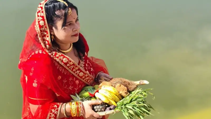 आज छठ पर्वको मुख्य दिन, अस्ताउँदो सूर्यलाई अर्घ दिइँदै