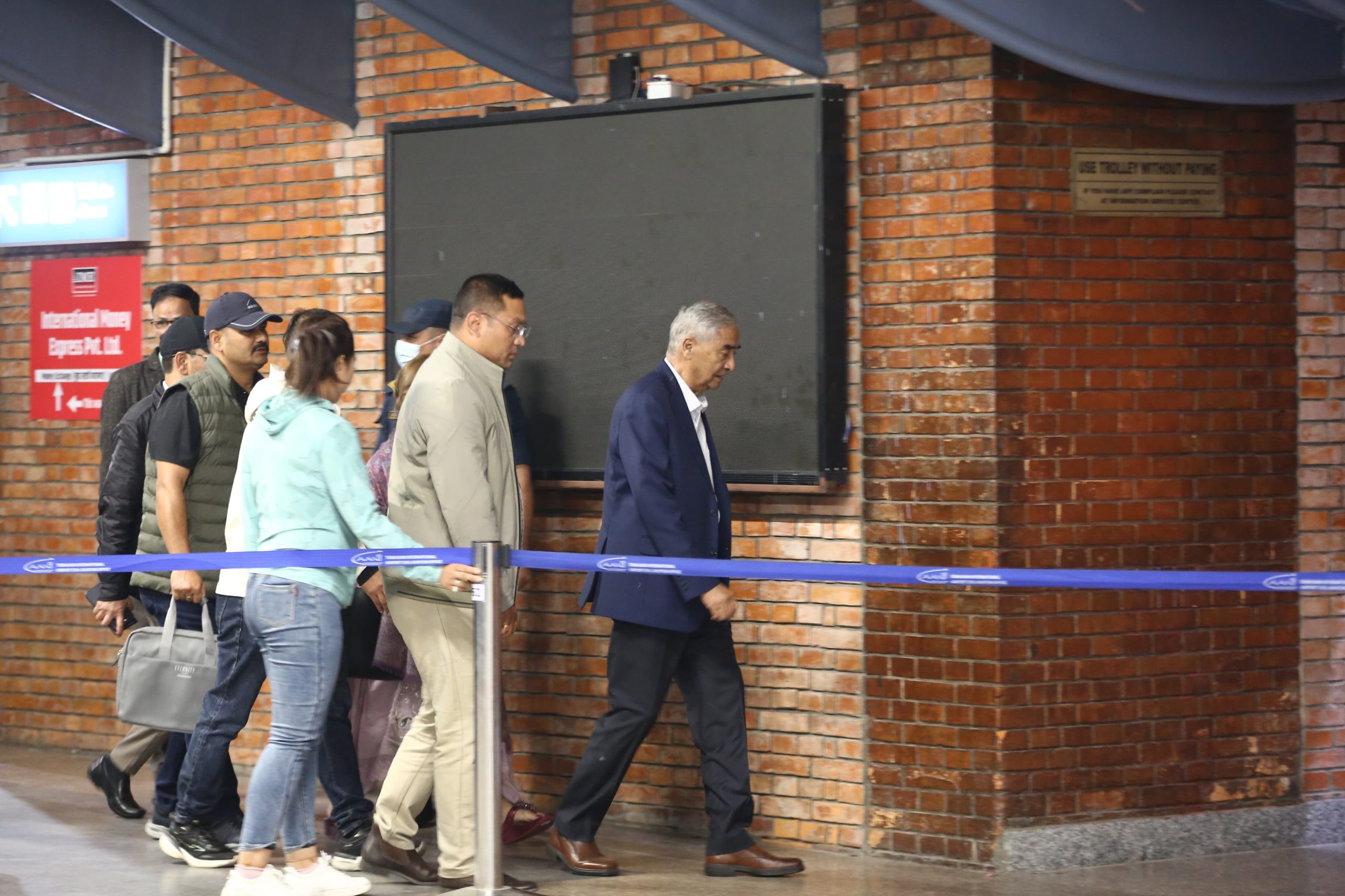 शेरबहादुर देउवा र आर्जु राणा सिंगापुर प्रस्थान