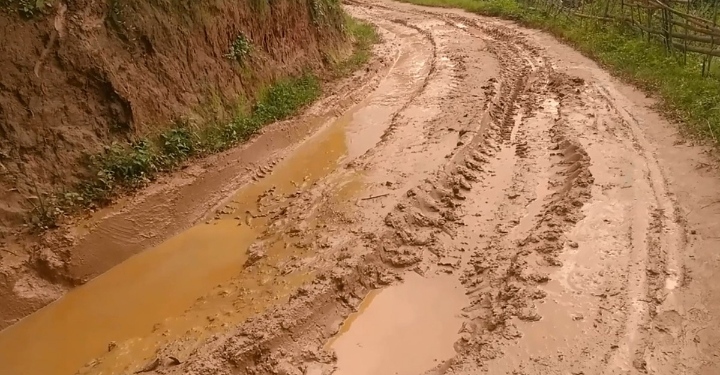 निरन्तरको वर्षाले भोजपुरका ग्रामीण सडक अवरुद्ध