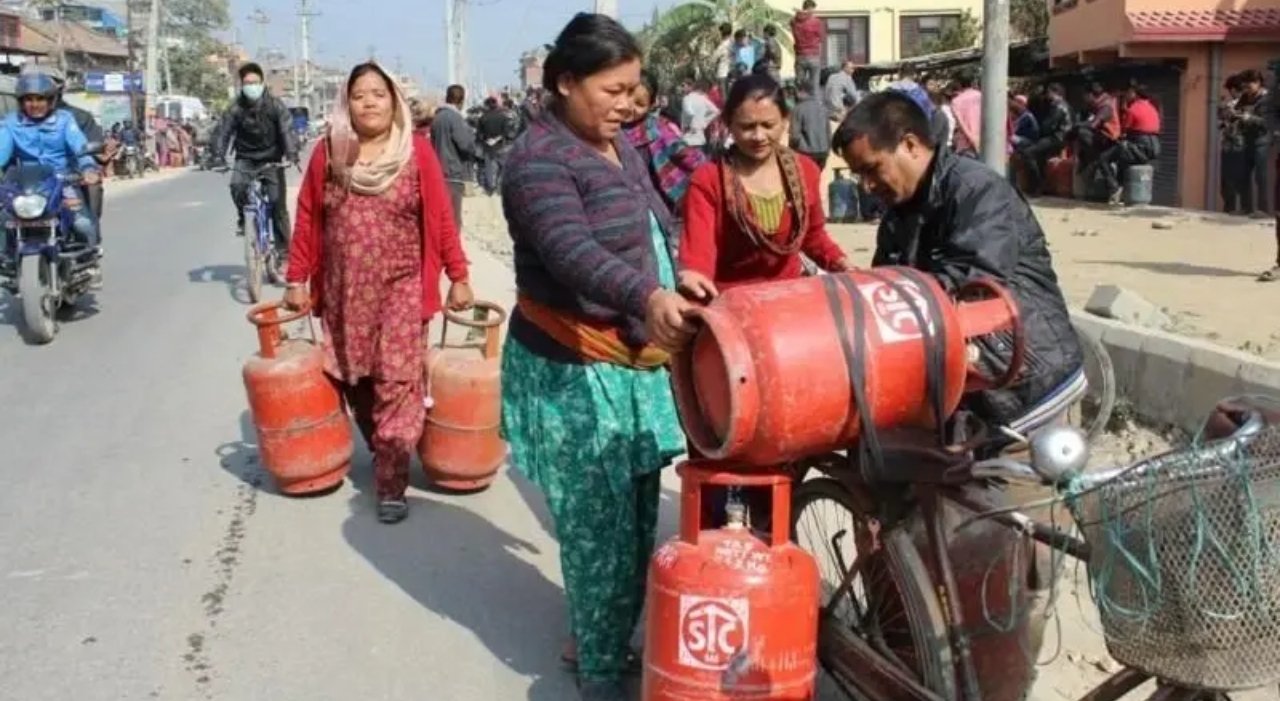 खाना पकाउने ग्यास अभाव कति ‘स्वाभाविक’, कति ‘कृत्रिम’?